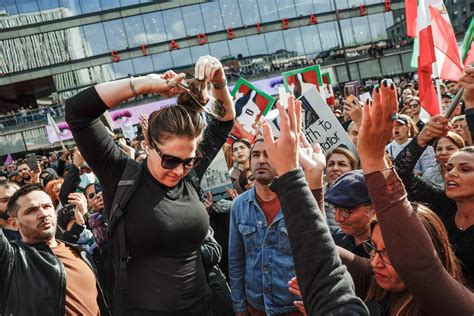 Mahsa Amini's death: Women chop off hair as protests intensify across ...