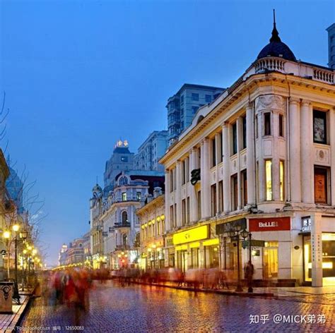 【携程攻略】哈尔滨中央大街景点,中央大街作为哈尔滨最著名的街市，每天都吸引很多人来观光旅游，夜与…