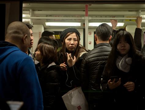 广州地铁：挤满男人的女性专用车厢 - 纽约时报中文网