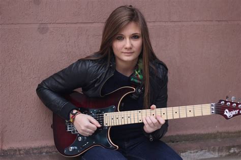 Famous Female Acoustic Guitarists at Stacey Friedman blog