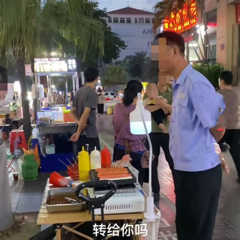 广东一女子摆摊卖烤肠，男子来收200元费用，她一晚都没赚那么多_腾讯新闻