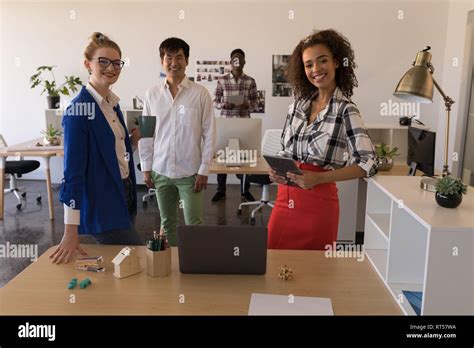 Business People Standing 的图像结果