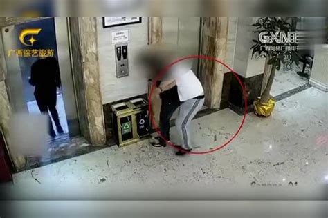 两男子酒后撞开电梯门，不慎掉进电梯井，监控拍下惊险一幕_监控_男子