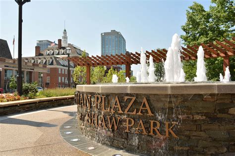 Business People Walking in Clayton MO 的图像结果