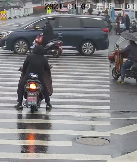 蚌埠一女子骑电动车闯红灯撞上私家车 看看交警怎么判！凤凰网安徽_凤凰网