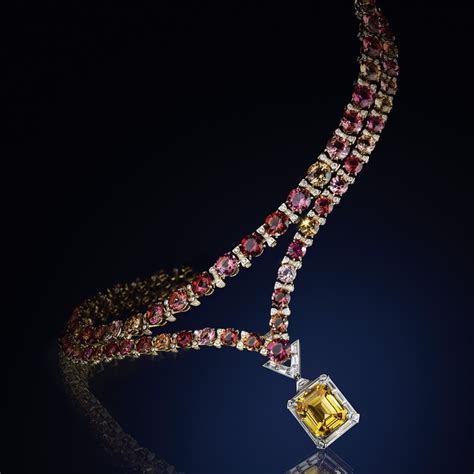 『珠宝』Louis Vuitton 推出 Bravery 高级珠宝系列新作：致敬品牌经典旅行箱 | iDaily Jewelry · 每日珠宝杂志