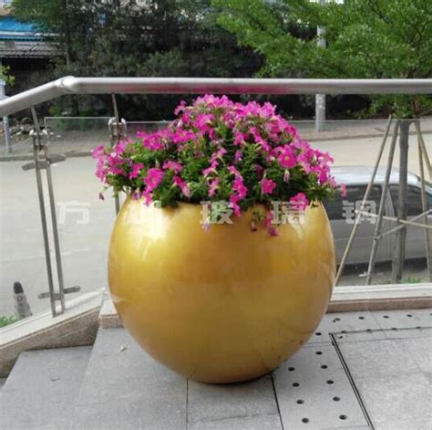 玻璃钢组合花盆让深圳商场更显高档-方圳雕塑厂