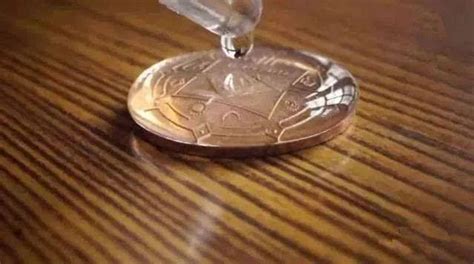 水的表面張力 一枚硬幣上能載幾滴水不外溢？ - 壹讀