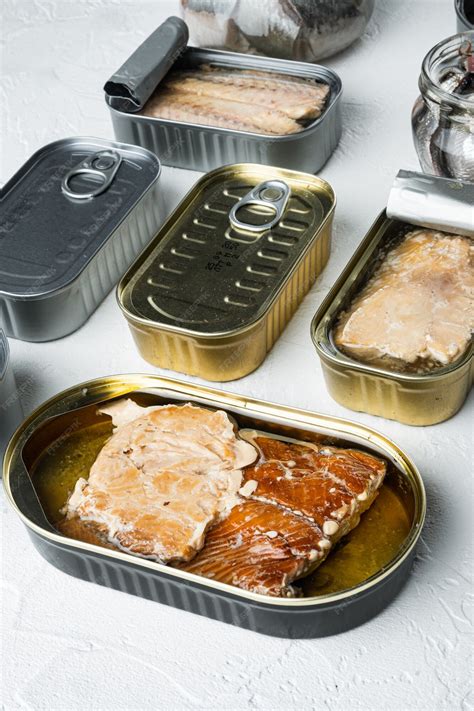 Консервы рыбные с различными типами ассортимента набора морепродуктов ...