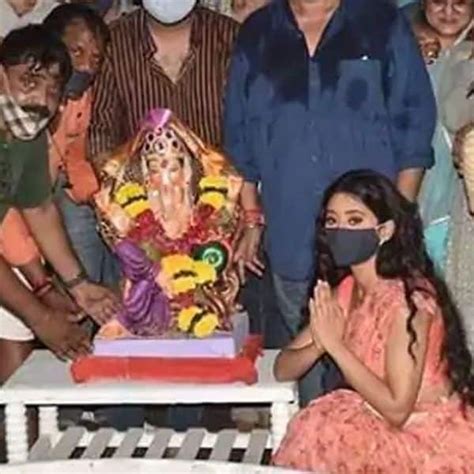 Shivangi Joshi bids adieu to Ganpati Bappa on the sets of Yeh Rishta ...