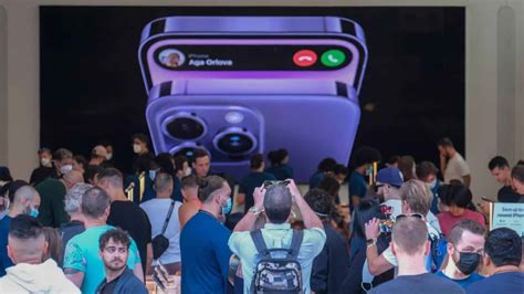 Apple Watch Stuck on the Apple Logo? Here's How to Fix It - The Mac ...