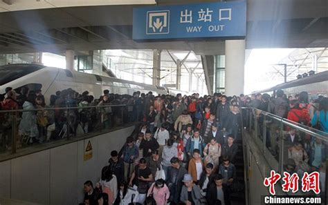 清明节后武汉迎来学生返程高峰(组图)-搜狐新闻