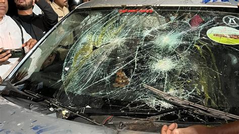 पत्रकार निखिल वागले की कार पर पुणे में हमला, विपक्ष का BJP पर निशाना ...