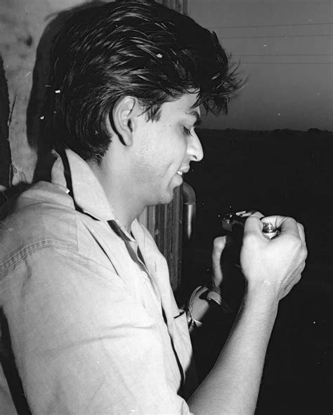 Unseen Photos Of Young Shah Rukh Khan From The 80s Are Breaking The ...