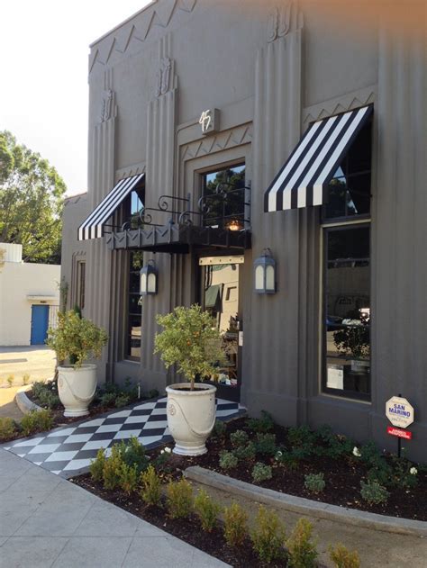 Restaurant Color Outside Building 的图像结果