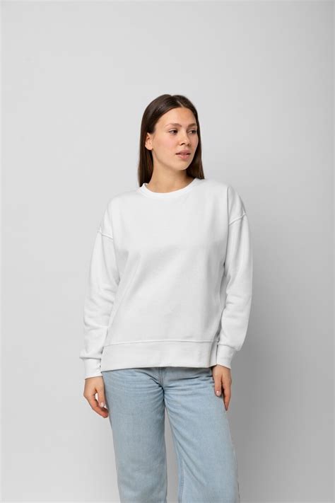 Young person wearing hoodie mockup | Free Photo