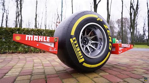 Ένα μοναδικό skateboard με τροχό από μονοθέσιο F1 (video)