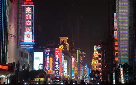老外到中国旅游，走在凌晨三点的大街，直言：难怪中国发展快