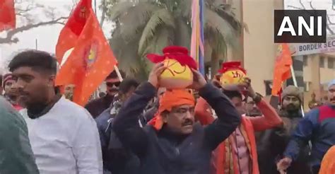 WB: BJP distributes Akshat to Hindu community at Petrapol border in ...