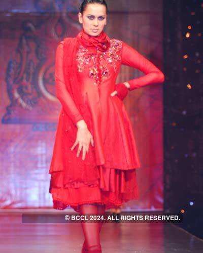 The deadly red: Sonalika at JJ Valaya Show on Friday, August 24, 2007 ...