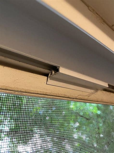 How to Install Window Screen Retainer Clips 的图像结果