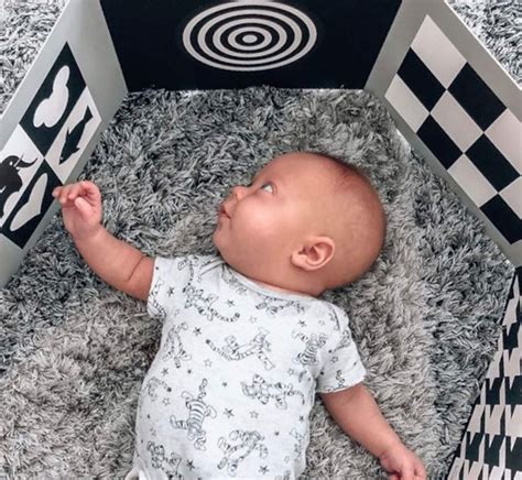 What Colors Can Babies See at One Month? Baby Color Vision Development ...