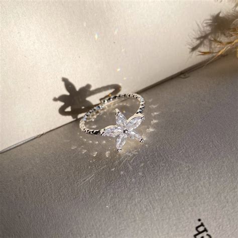 Hallmark Silver Blossom Elegance Ring – Zarkan