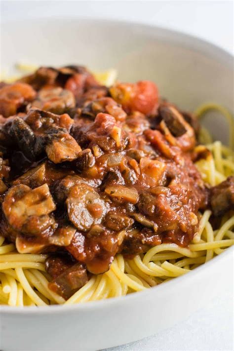 Easy meatless spaghetti sauce recipe made with mushrooms, garlic, and ...