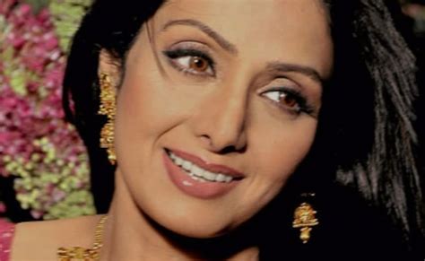 जब एक कैमरा असिस्टेंट की वजह से जमीन पर धड़ाम से गिरी थीं श्रीदेवी ...