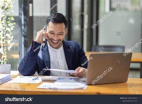 Business Man Using Computer Image 的图像结果