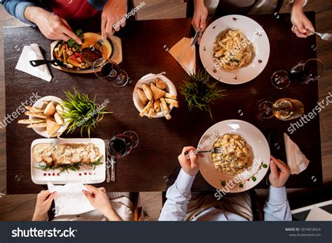 Restaurant with People 的图像结果