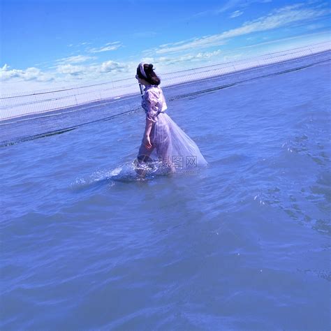 在清澈的水中浮潜的女人高清图片下载-正版图片600167786-摄图网