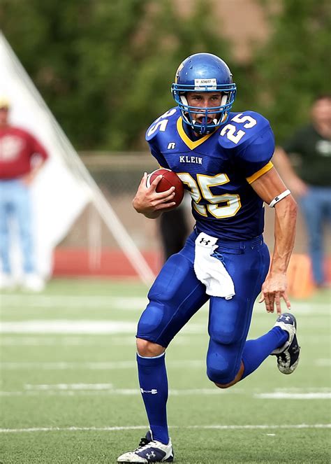 Football Player Running 的图像结果