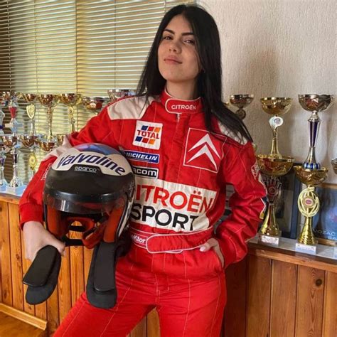 Ova Crnogorka je jedna od samo tri devojke koja vozi auto-trke, na crtu ...