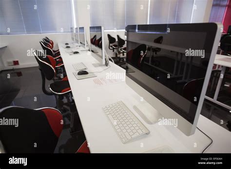 Empty Computer Room 的图像结果