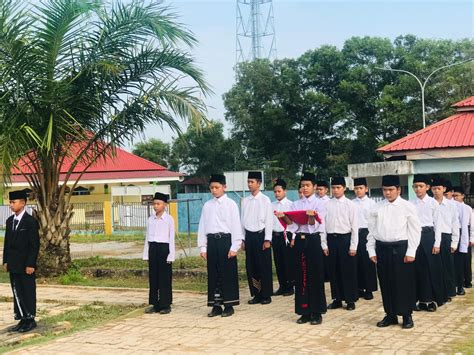 Peringatan Hari Santri di lapangan Ponpes UIC