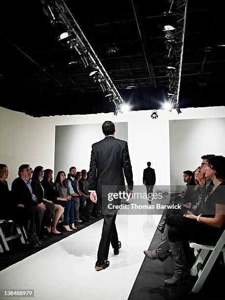 Fashion Runway Business Suit 的图像结果