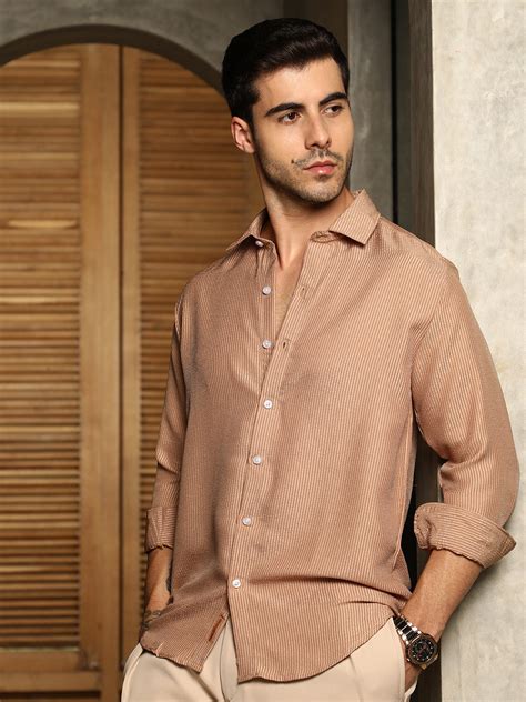 ₹899 | Campus Sutra Mens's Ash Brown Seersucker Shirt - Campussutra