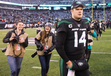 WATCH: Jets’ Sam Darnold, Vyncint Smith react to game-deciding pass ...
