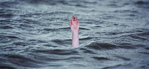 Uttarakhand Cop Risking His Own Life To Save A Drowning Man Proves Not ...