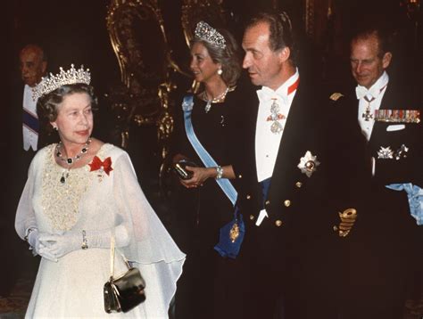 ¿Cuál es el parentesco entre la reina Isabel II y Juan Carlos I de España?