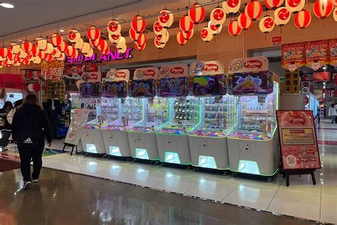 Claw Machine Front View 的图像结果