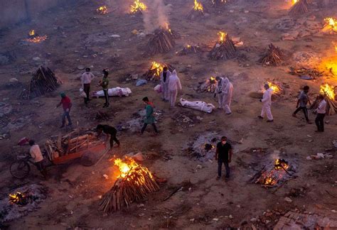 印度新冠病亡者激增 火葬场成排火化遗体