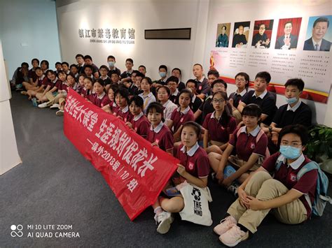 镇江第一外国语学校九八班同学参观雏鹰创客中心