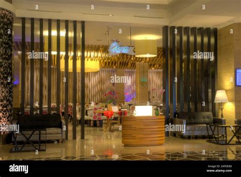 Restaurant Table Side View 的图像结果