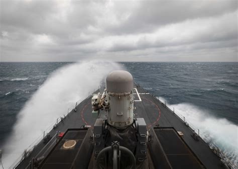 美国军舰今年第13次穿越台湾海峡 国防部回应美舰艇穿航台湾海峡_新闻频道_中华网