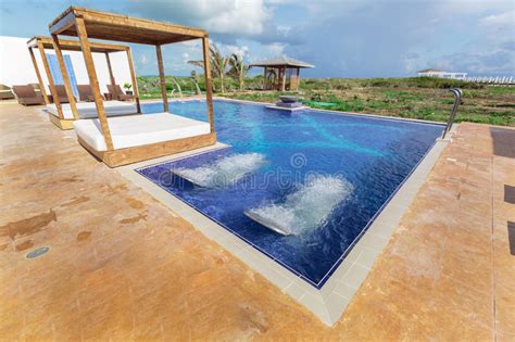 手段温泉令人惊讶的邀请的美丽的景色和与水色的游泳池按摩床 编辑类库存图片 - 图片 包括有 : 78477019
