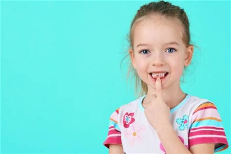 小孩7岁乳牙己经掉了，门牙上方牙龈处长了一颗牙齿，这是什么牙，恒牙吗？好影响美观，需要拔掉吗？_百度知道
