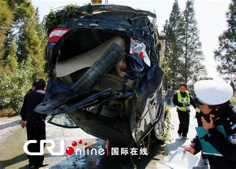 安徽一轿车超速倒插水中致车内2人窒息死亡(图)-搜狐新闻