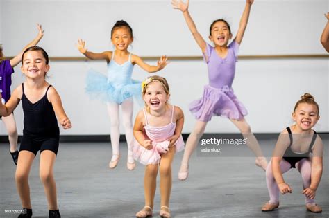 First Class Students Dance Performance 的图像结果